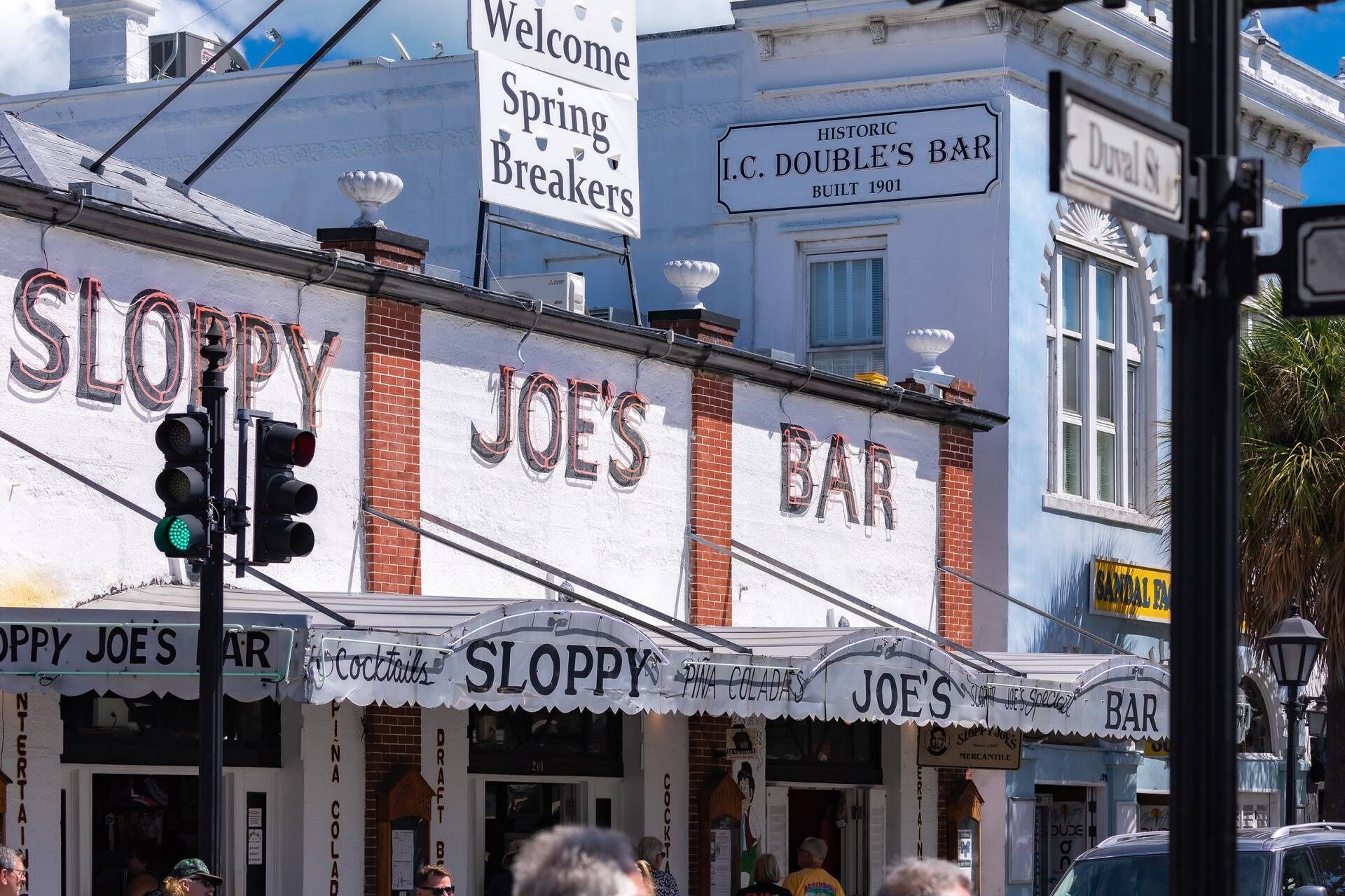 En bar kaldet 'Sloppy Joe's Bar' med et skilt, der angiver, at den blev bygget i 1901.