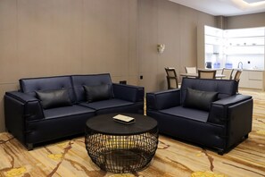 Presidential-sviitti | Oleskelualue | 55–tuumainen äly-TV, jossa kaapelikanavat