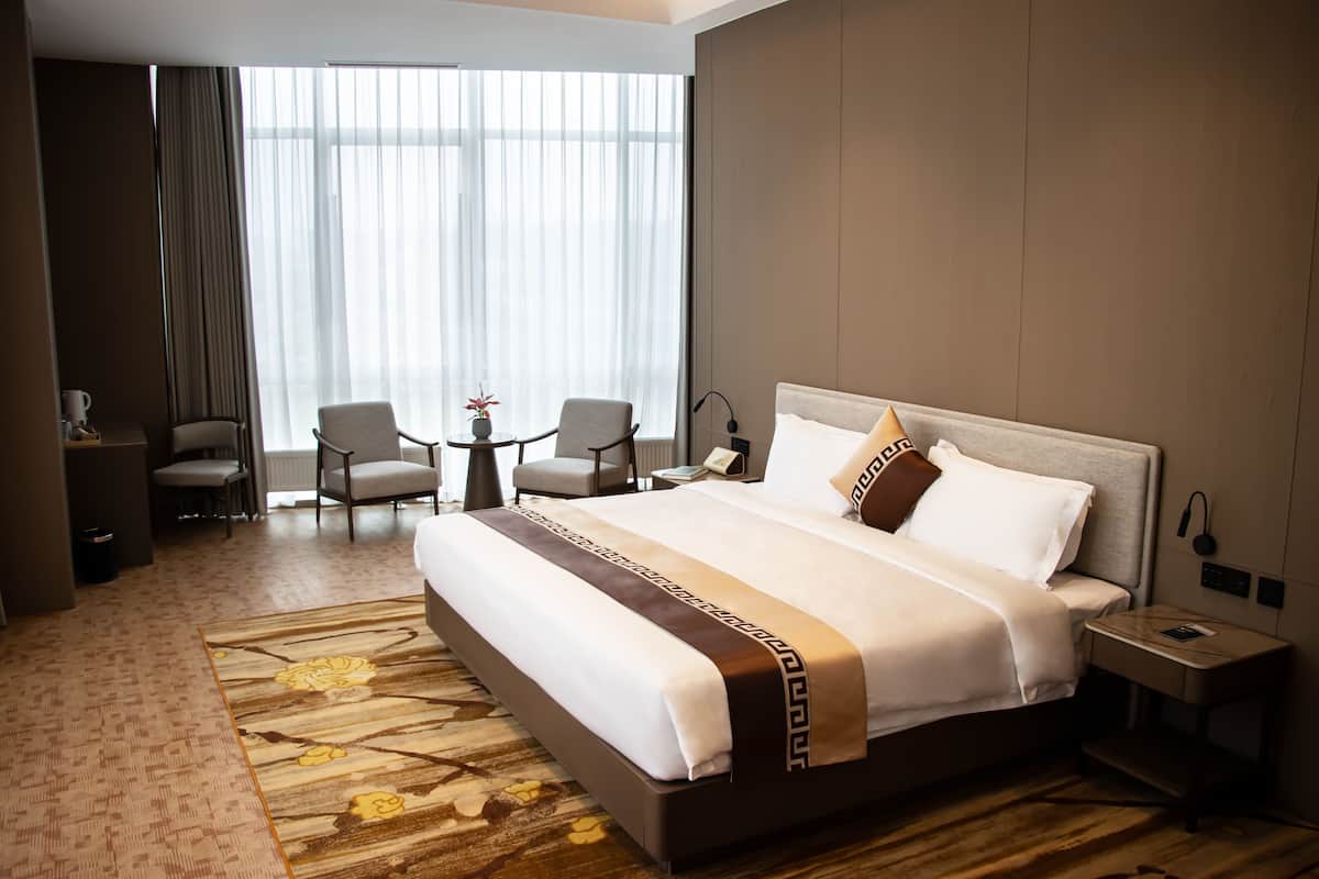 Executive Suite | Minibar, in-room safe, desk, laptop workspace