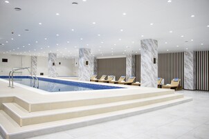 Una piscina cubierta (de 06:00 a 22:00), cabañas de piscina gratuitas