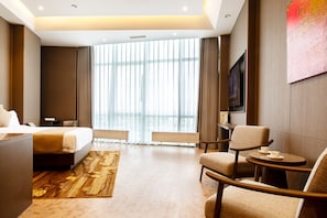 Quarto casal superior | Frigobar, cofres nos quartos, escrivaninha