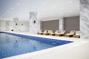 Una piscina techada, camas de piscina gratis