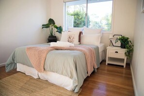 3 bedrooms, iron/ironing board, WiFi, bed sheets