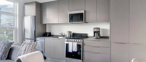 Een koelkast, een microgolfoven, een oven, een kookplaat