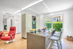 Refrigerador, microondas, horno, placa de cocina