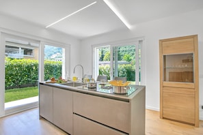 Family Apartment, Multiple Bedrooms, 2 Bathrooms (Casa Rudolfo) | Private kitchen | Fridge, microwave, oven, stovetop - Casa Rudolfo (Riva del Garda)