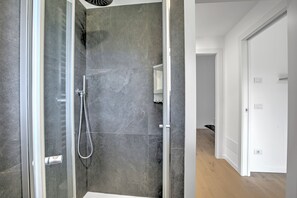 Family Apartment, Multiple Bedrooms, 2 Bathrooms (Casa Rudolfo) | Bathroom | Separate tub and shower, hair dryer, bidet, towels