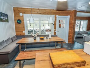 Un intérieur moderne avec une table à manger en bois, un banc et un canapé.