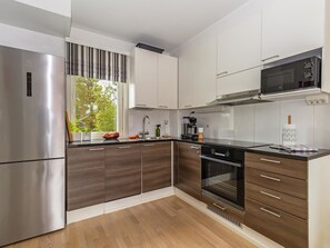 Fridge, microwave, dishwasher, cookware/dishes/utensils