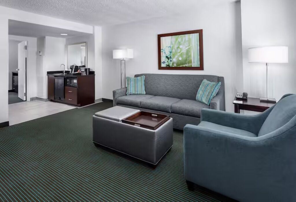 2 Elegant Suites Perfect For Theme Park Escapes + Free Breakfast And Shuttle - Kissimmee, FL