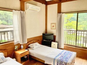 Basic Double or Twin Room, Mountain View | Blackout curtains, iron/ironing board, free WiFi