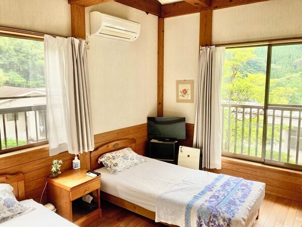 Basic Double or Twin Room, Mountain View | Blackout drapes, iron/ironing board, free WiFi