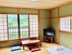 Basic Double or Twin Room, Mountain View | Blackout drapes, iron/ironing board, free WiFi