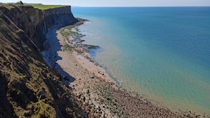 Un paysage côtier avec une falaise et une plage.