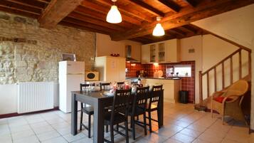 Classic House, 4 Bedrooms | Private kitchen | Fridge, microwave, oven, stovetop