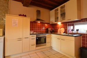 Classic House, 4 Bedrooms | Private kitchen | Fridge, microwave, oven, stovetop