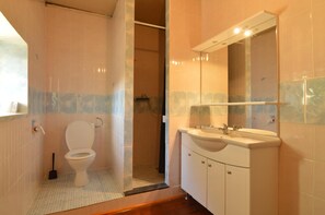 Classic House, 4 Bedrooms | Bathroom | Shower