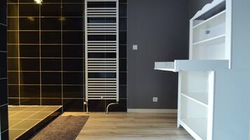 Comfort House, 4 Bedrooms | Bathroom | Shower