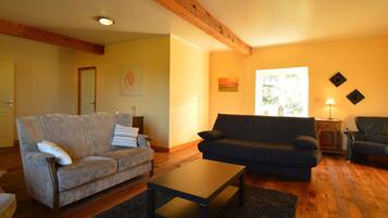 Classic House, 4 Bedrooms | Living room