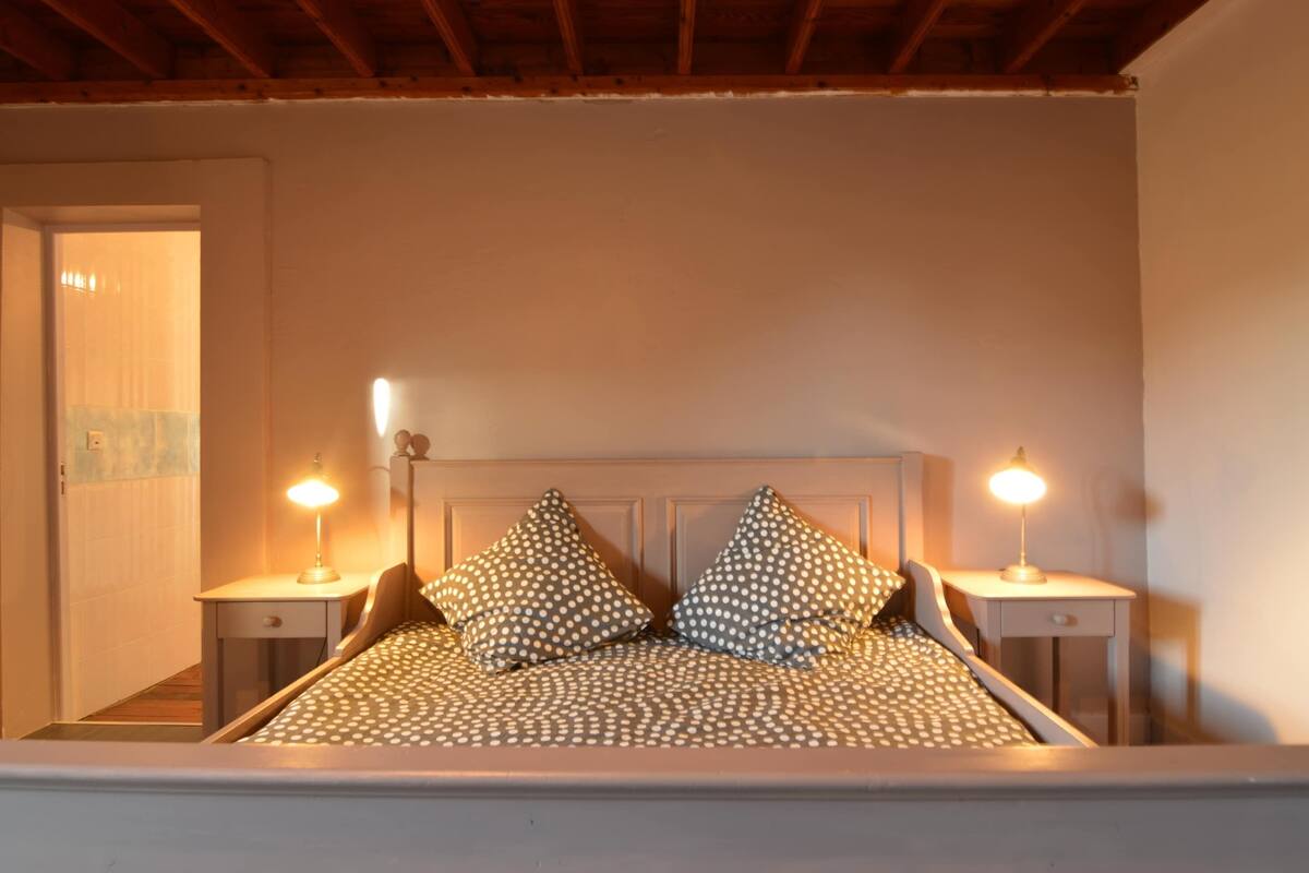 6 bedrooms, bed sheets