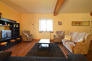 Comfort House, 4 Bedrooms | Living room