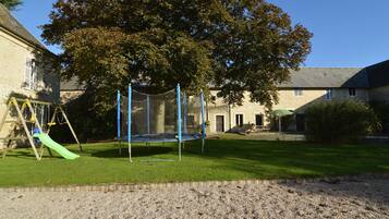 Rumah Comfort, 4 kamar tidur | Taman