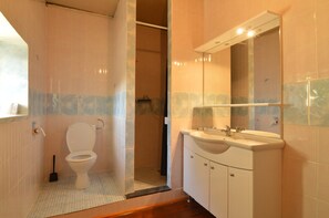 Classic House, 4 Bedrooms | Bilik Mandi | Pancuran mandi