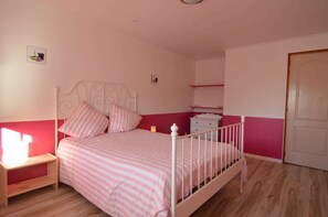 6 bedrooms, bed sheets
