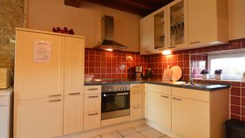 Rumah Comfort, 4 kamar tidur | Dapur pribadi | Lemari es, microwave, oven, dan kompor