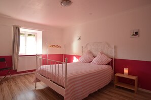 6 bedrooms, bed sheets