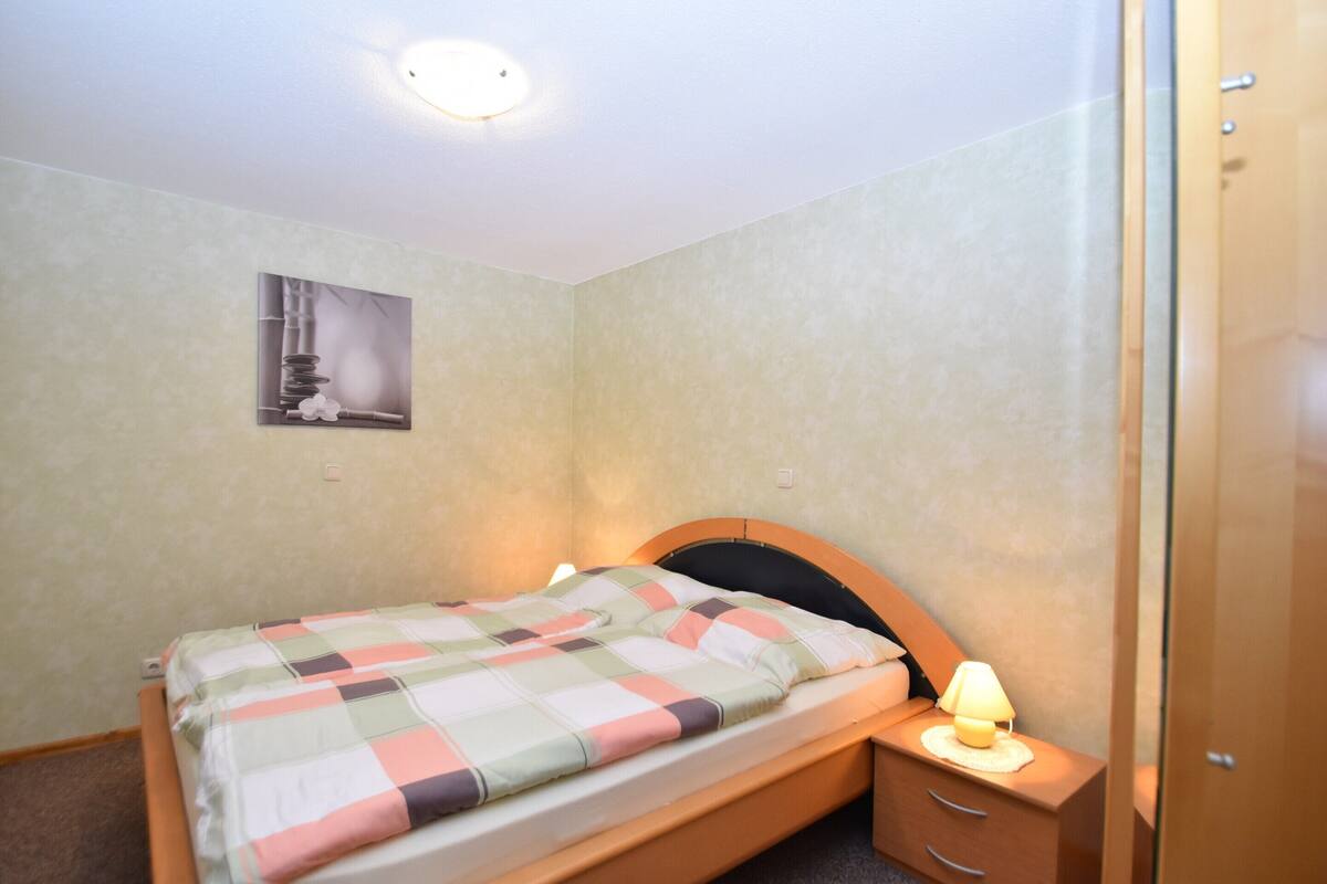 2 habitaciones, muebles diferentes y ropa de cama