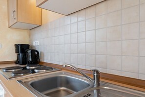 Classic Apartment, 3 Bedrooms | Private kitchen
