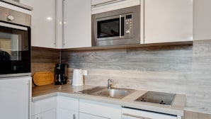 Appartement Confort, 3 chambres | Cuisine privée | Cafetière-théière, réfrigérateur, four à micro-ondes, lave-vaisselle