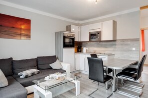 Comfort Apartment, 3 Bedrooms | Living room - Getaway Near the Baltic (Kalkhorst)