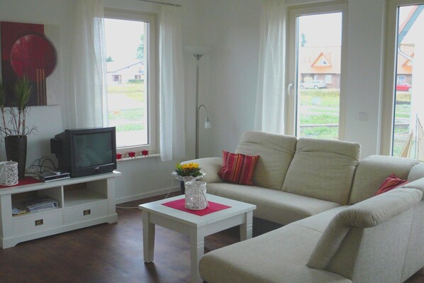 Casa Elite, 3 habitaciones | Sala de estar | Un reproductor de DVD