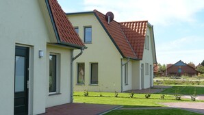 En modern byggnad med ett sluttande tak och en platt entré.