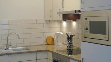 Deluxe House, 3 Bedrooms | Dapur peribadi | Peti sejuk, ketuhar gelombang mikro, ketuhar