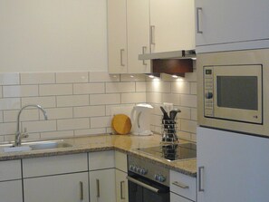 Deluxe House, 3 Bedrooms | Private kitchen | Fridge, microwave, oven, dishwasher
