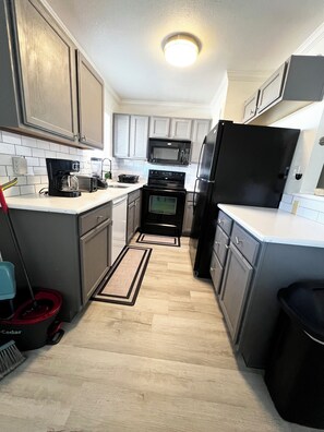 Microwave, oven, stovetop, dishwasher - Renovated Downtown Phoenix Condo (Phoenix)