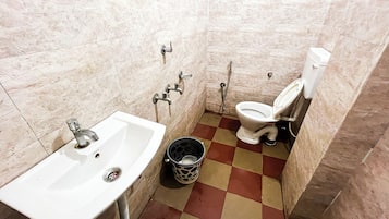 Classic Double Room | Bathroom | Shower, towels