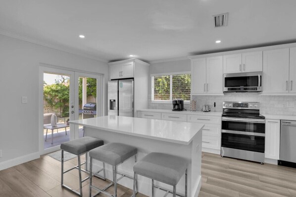 Fridge, microwave, oven, stovetop - Delray Oasis: Pool + Hot Tub (Delray Beach)