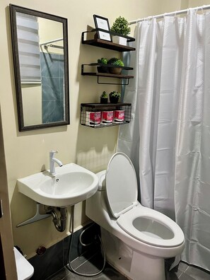 Douche, sèche-cheveux, bidet, serviettes fournies