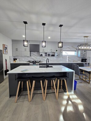 電子レンジ、オーブン、コンロ、食器洗い機