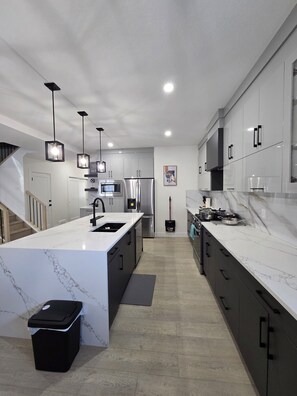 電子レンジ、オーブン、コンロ、食器洗い機