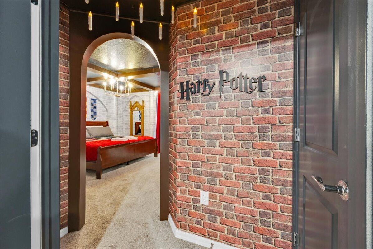 Une pièce avec un mur en briques et une porte sur laquelle on peut lire « Harry Potter ».