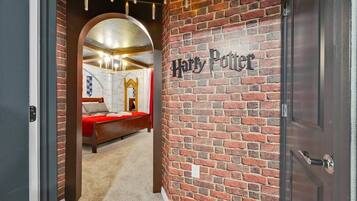 Une pièce avec un mur en briques et une porte sur laquelle on peut lire « Harry Potter ».
