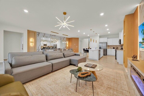 Smart TV, fireplace, video games - NEW Magic Family Home – Pool & Disney Fun (Clermont)