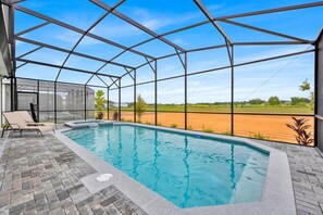 Une piscine couverte avec vue sur un terrain de baseball.