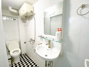 Ducha, secador de pelo, toallas, jabón