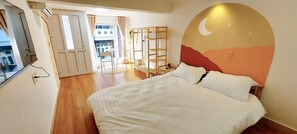 1 habitación, escritorio, tabla de planchar con plancha y cuna de viaje 